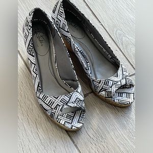 3 inch black and white wedges